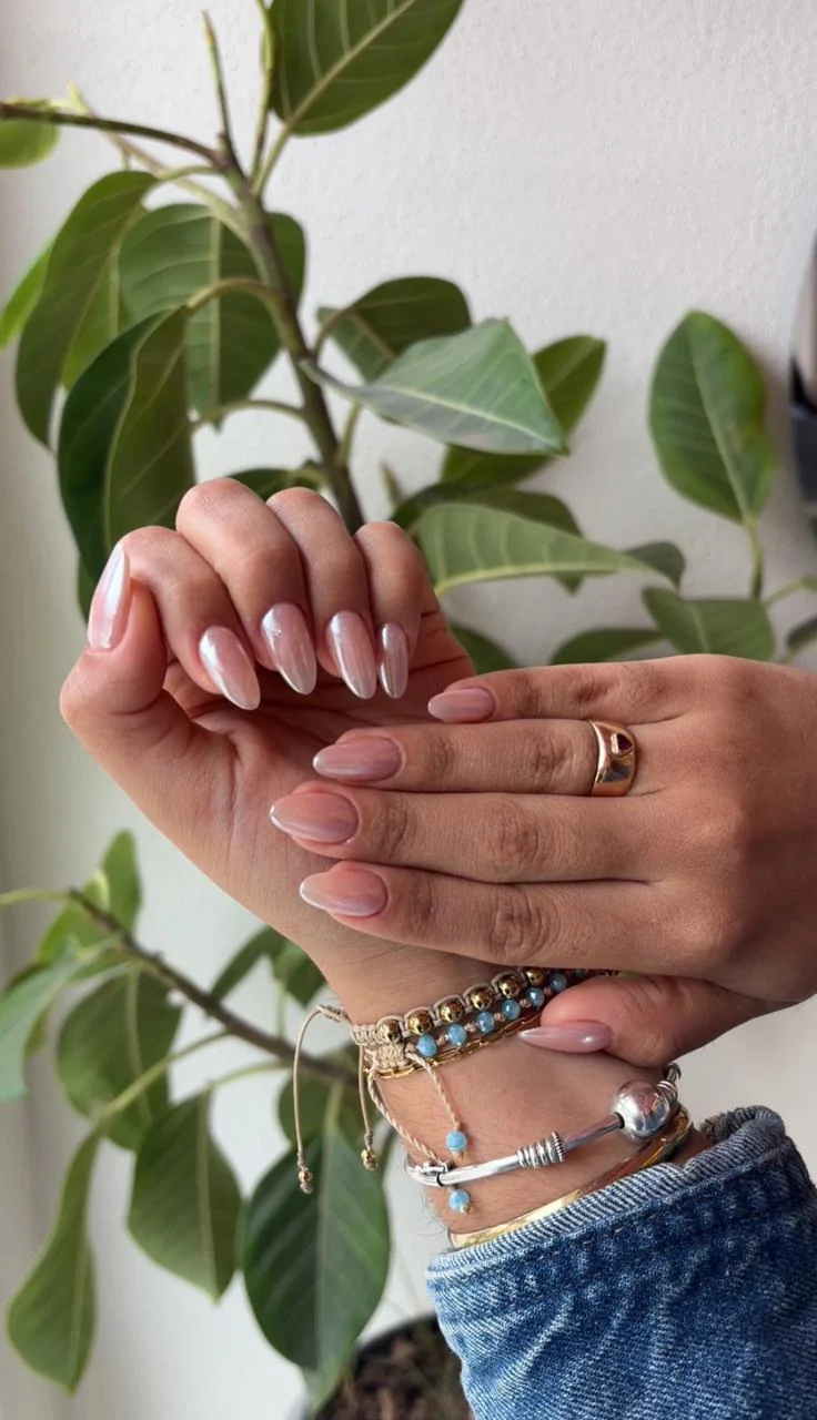 Manicura perlada con acabado natural en Záza