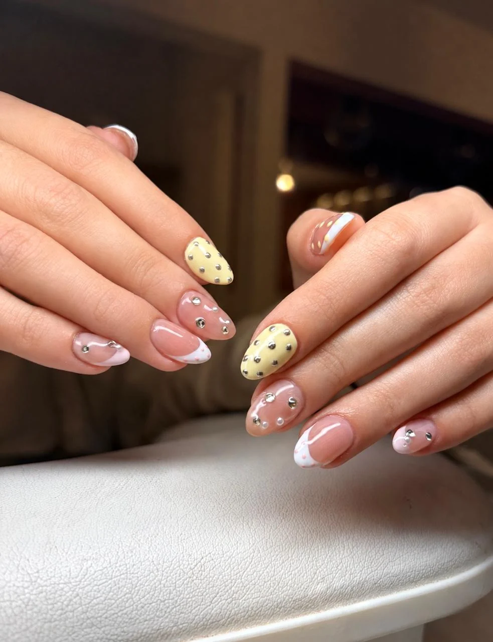 Manicura de Záza con tonos rosa, amarillo mantequilla y detalles brillantes